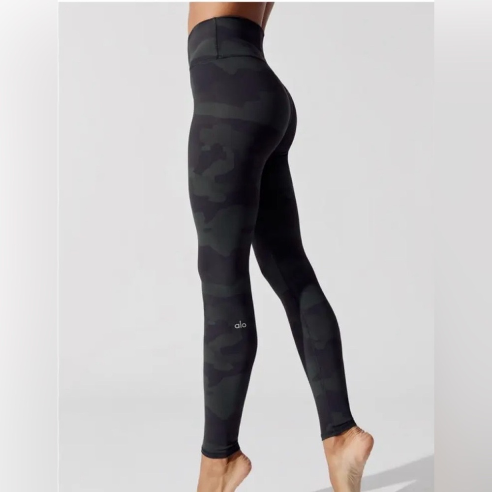 Alo Yoga High-Waist Camo Vapor Leggings in black camouflage print size XS